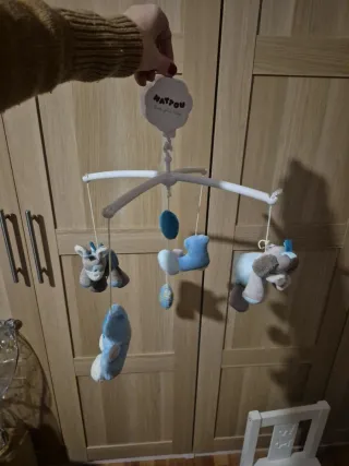 Móvil musical Natou para cuna