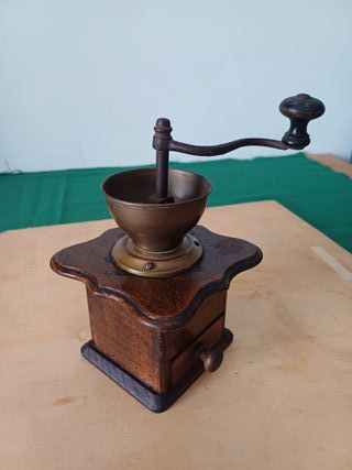 Molinillo de café antiguo de madera.