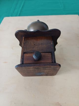 Molinillo de café antiguo de madera.