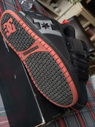 Zapatillas DC Shoes Skate Negras y Rojas.