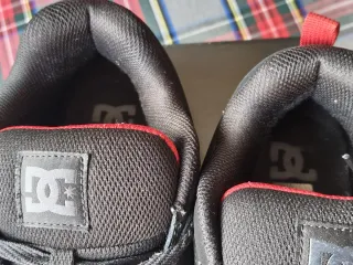 Zapatillas DC Shoes Skate Negras y Rojas.