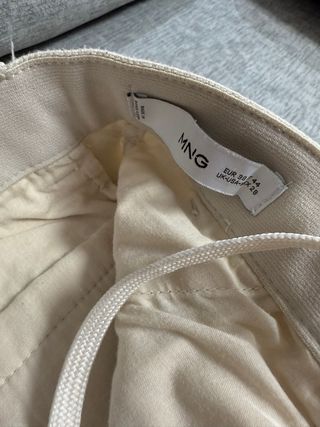 Pantalón beige chino Mango