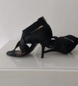 Sandalias de piel negra y tacón talla 41