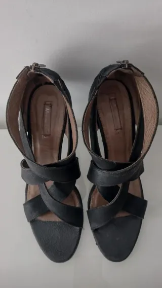Sandalias de piel negra y tacón talla 41