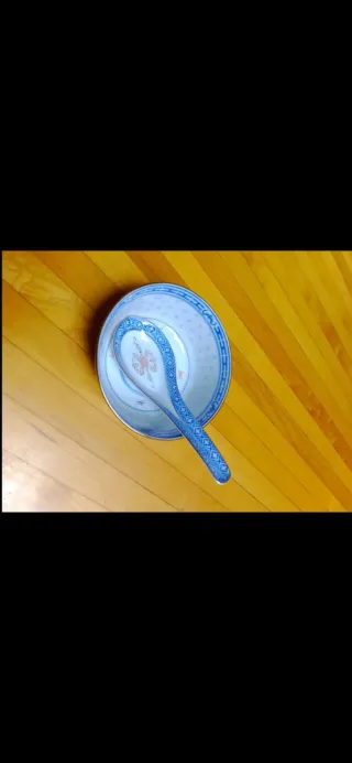 Ciotola e cucchiaio in porcellana