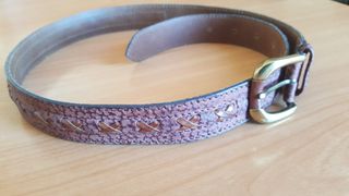 Cinturón de cuero marrón con costuras