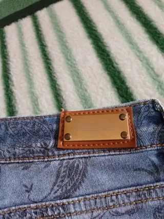 Pantalón vaquero estampado nuevo