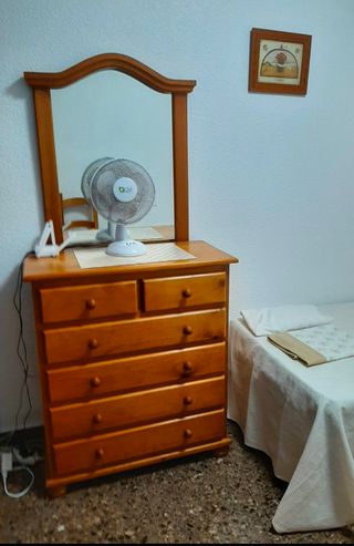 Escritorio de pino con sinfonier y espejo y mesita