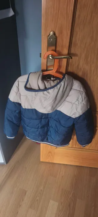 Chaqueta beige y azul