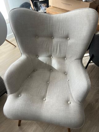 Sillón orejero Westwing tela y madera