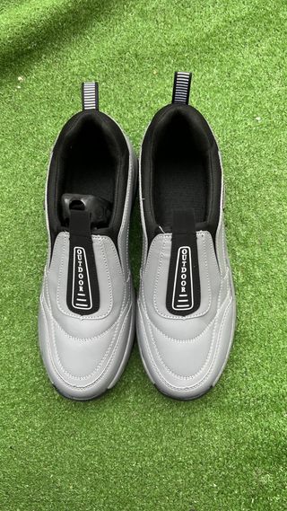 Zapatillas deportivas grises y negras