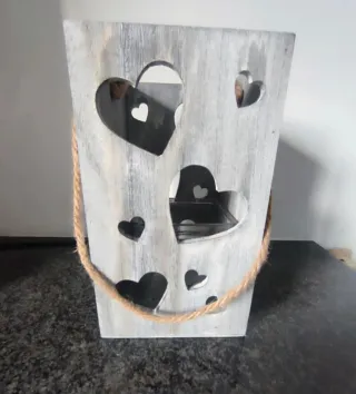 Lanterna shabby chic in legno con cuori