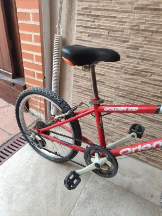 Bicicleta infantil roja y plateada