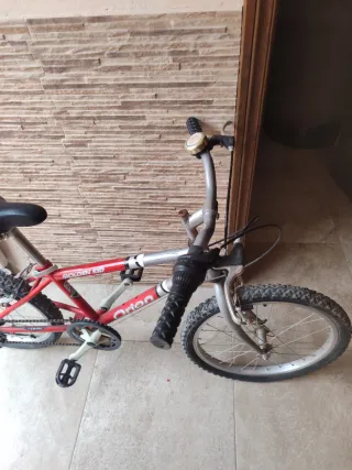 Bicicleta infantil roja y plateada