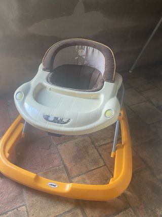 Andador Jane color crema y amarillo