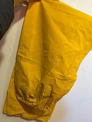 Chaqueta impermeable Glovo nueva con pantalon