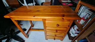 Mesa de madera con cajones