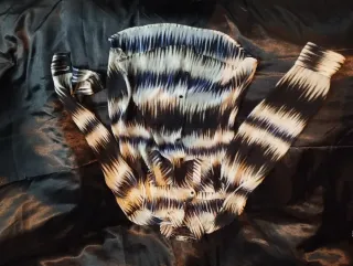 Camisa de mujer azul y blanca