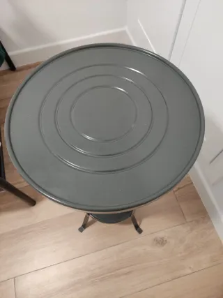 Mesa auxiliar de metal y cristal