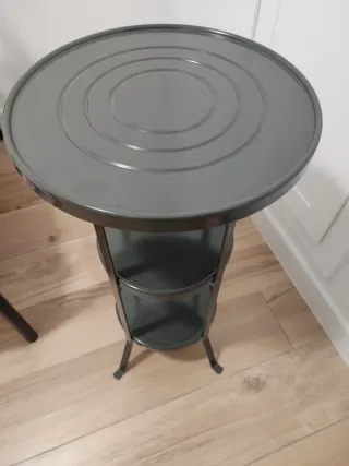 Mesa auxiliar de metal y cristal