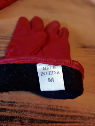 Guantes de piel rojos con pompón