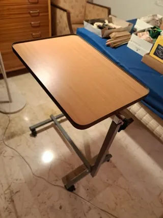 Mesa auxiliar cama madera y metal, con ruedas