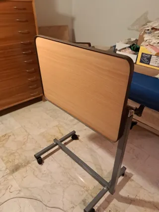 Mesa auxiliar cama madera y metal, con ruedas