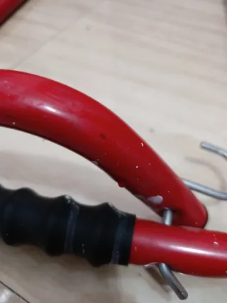 Soporte Pared Bicicleta Metálico rojo y goma negra