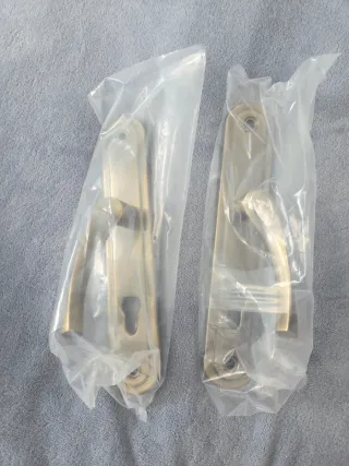 Manijas de puerta PUNTO 90 CRONA 04-85