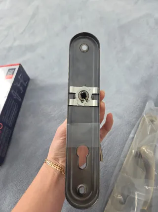 Manijas de puerta PUNTO 90 CRONA 04-85