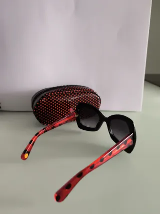 Occhiali da sole neri e rossi