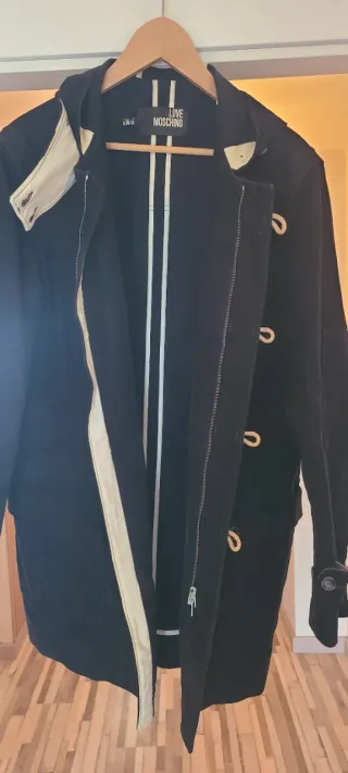 Abrigo Hombre Parka Love Moschino azul marino.