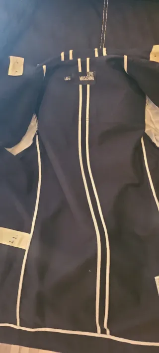 Abrigo Hombre Parka Love Moschino azul marino.