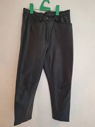 Pantalón de cuero negro