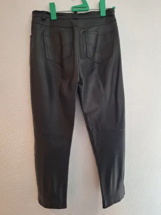Pantalón de cuero negro