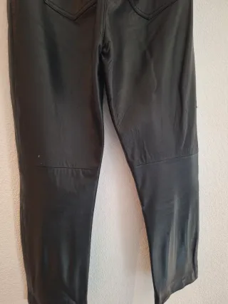 Pantalón de cuero negro