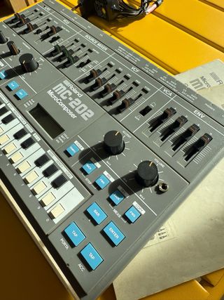 Roland MC-202 + Caja Original + Manual + Cargador