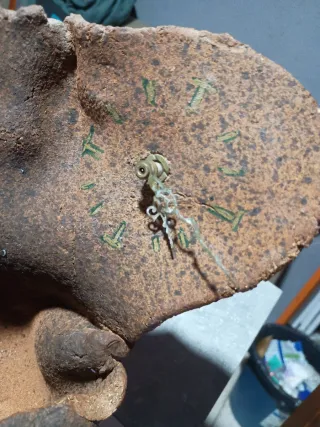 Reloj de terracota vintage con pueblo