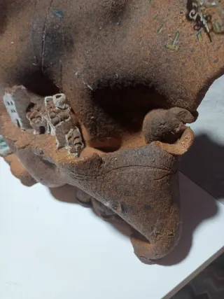 Reloj de terracota vintage con pueblo