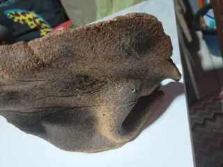 Reloj de terracota vintage con pueblo