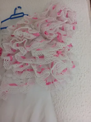 Traje Flamenca Blanco con Detalles Rosas