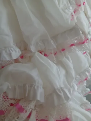 Traje Flamenca Blanco con Detalles Rosas