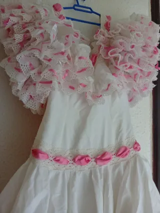 Traje Flamenca Blanco con Detalles Rosas