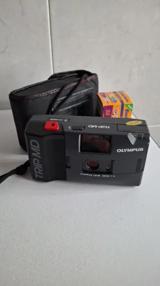 Camara fotos Olympus Negra con funda + Rollo Film
