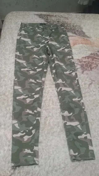 Pantalón camuflaje verde y beige