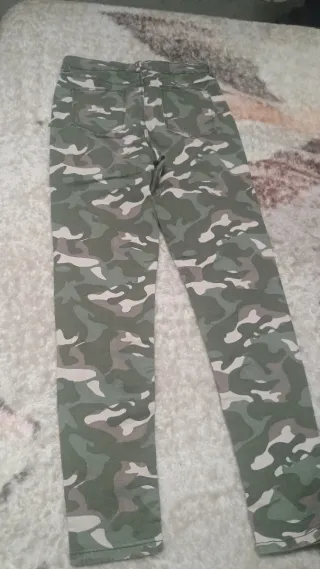 Pantalón camuflaje verde y beige
