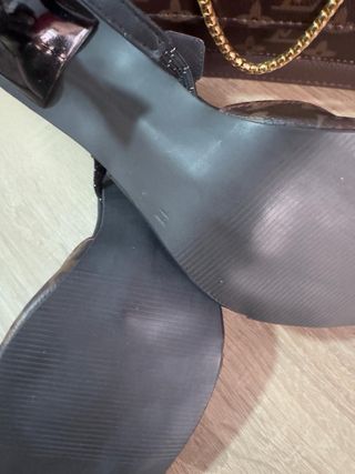 Bolso y tacones marrones