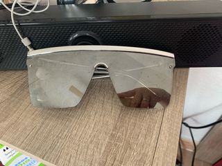 Gafas de sol plateadas y blancas