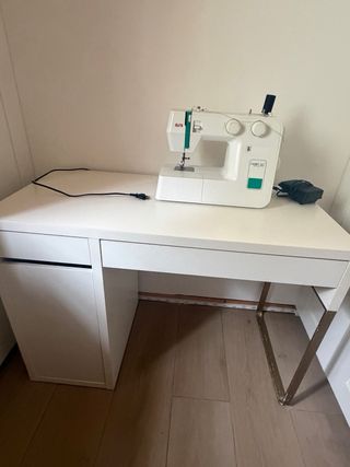 Escritorio blanco+silla regalo