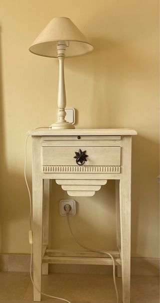 Mesita de noche de madera blanca